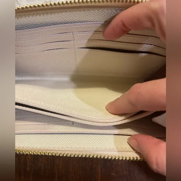 Coach Accordion White Refined Pebble Leather Zip Around Wallet - Picture 3 of 15